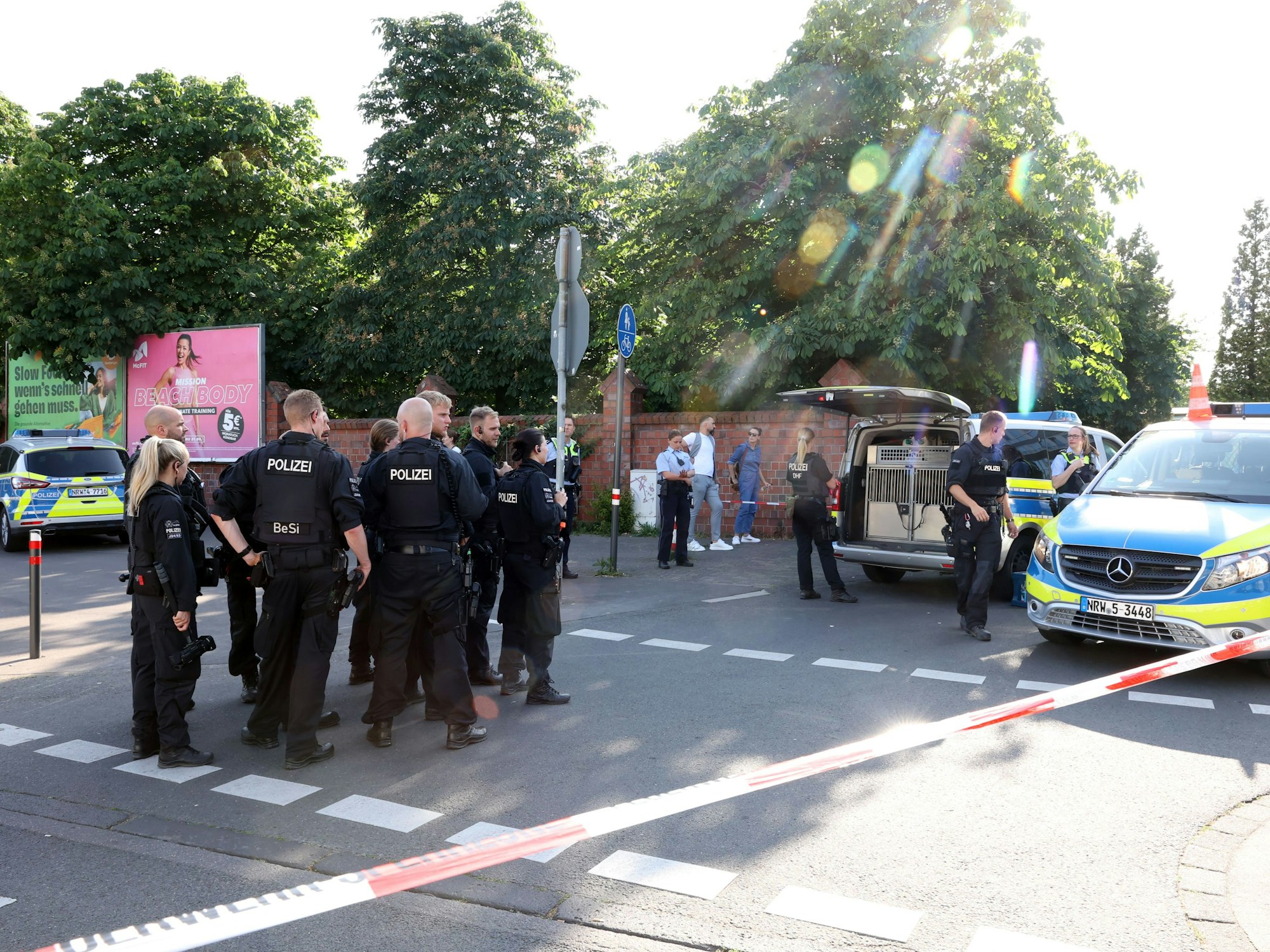Einsatzkräfte sichern in Köln einen Tatort.