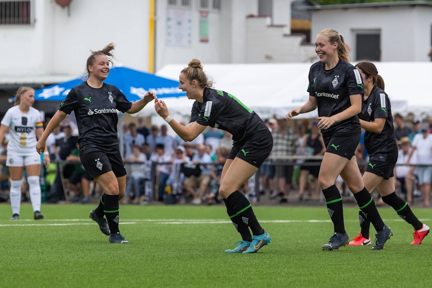 Die Frauen von Borussia Mönchengladbach jubeln im Relegations-Rückspiel bei der SV Elversberg.