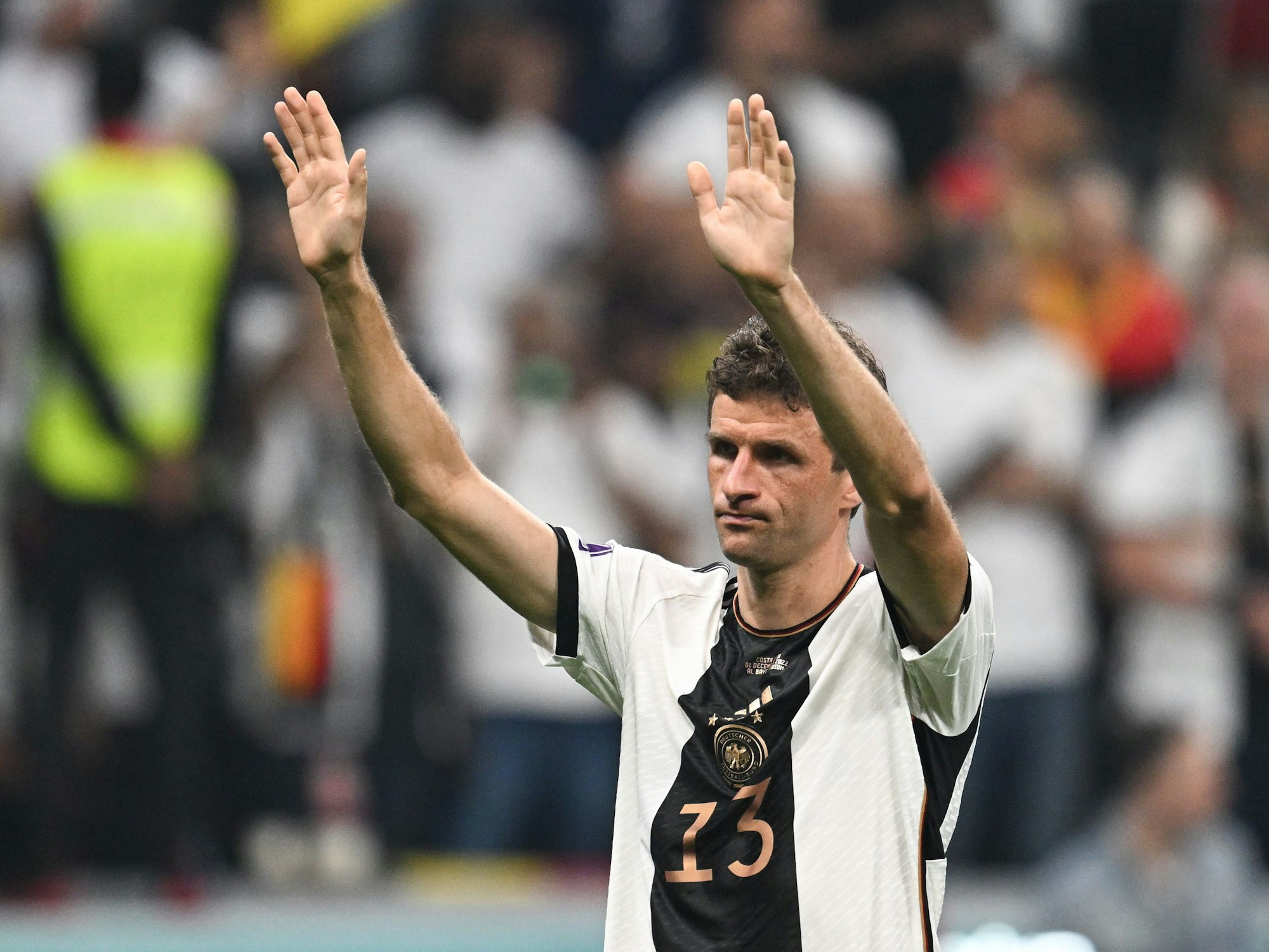 Thomas Müller entschuldigt sich bei den Fans nach dem WM-Aus in Katar.