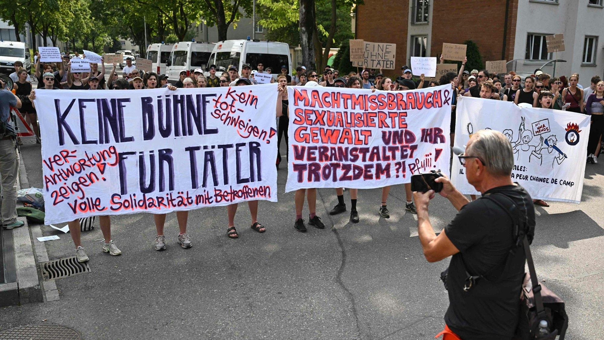 Protest in Bern: Personen stellen sich nach den Vorwürfen gegen Till Lindemann gegen das Rammstein-Konzert am 17. Juni.