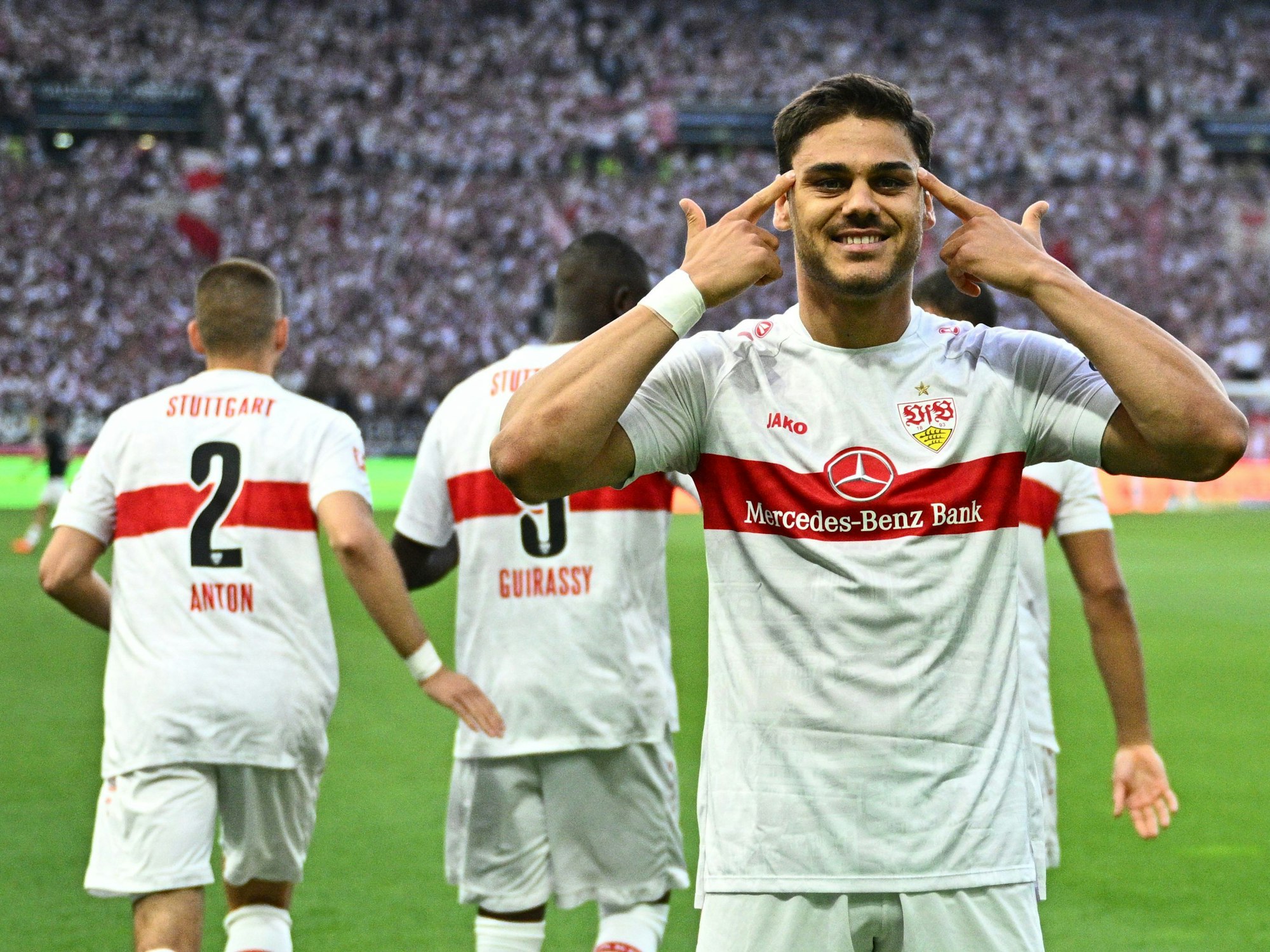 Stuttgarts Konstantinos Mavropanos macht eine jubelnde Geste nach seinem Treffer gegen den Hamburger SV.