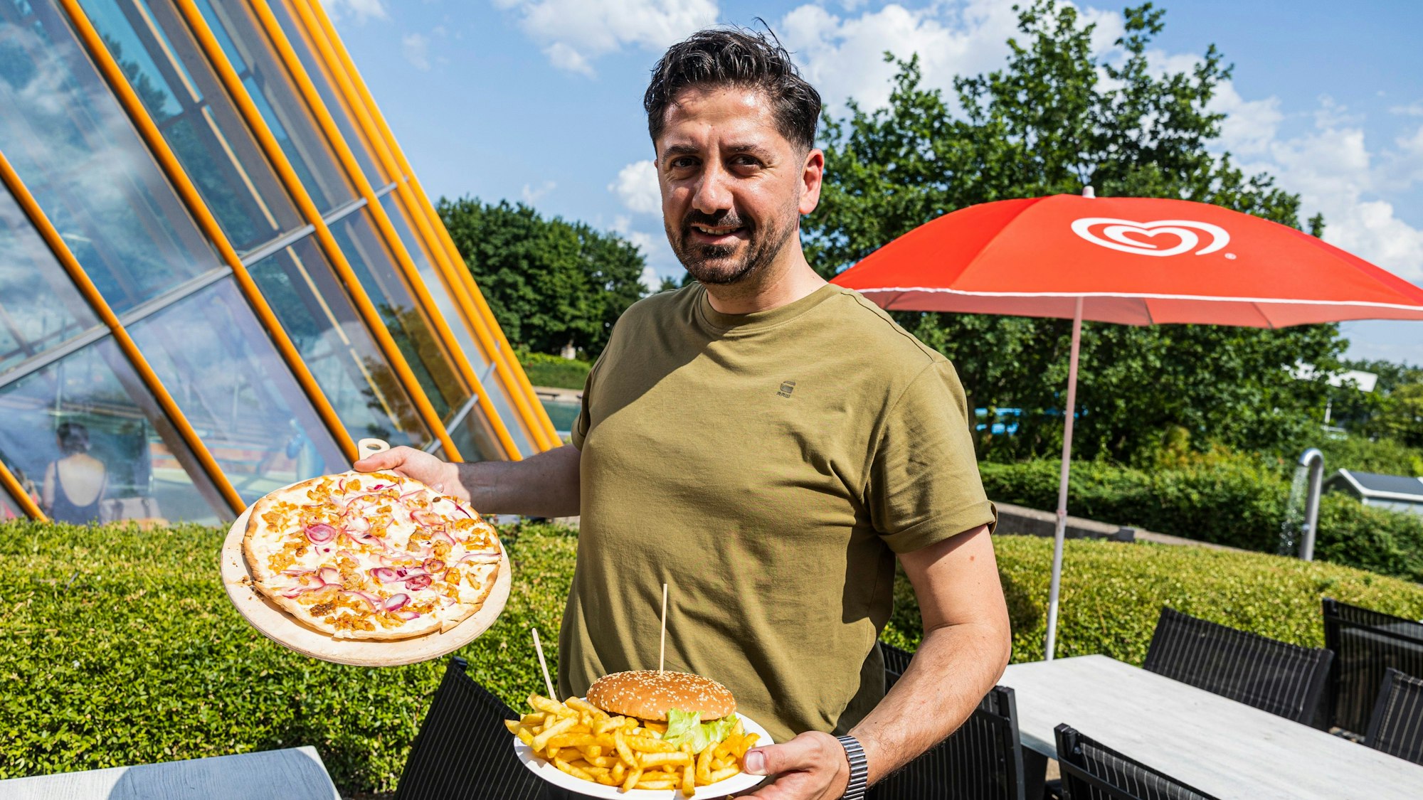 Murad Mirzoev bietet im Bornheimer Allwetterbad Burger, Pommes und ungewöhnlichen Flammkuchen