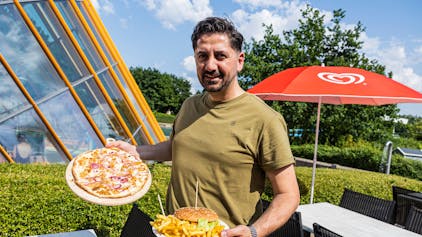 Murad Mirzoev bietet im Bornheimer Allwetterbad Burger, Pommes und ungewöhnlichen Flammkuchen&nbsp;
