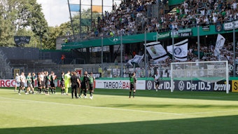 Die Spieler von Borussia Mönchengladbach bedanken sich nach dem DFB-Pokal-Erstrundenspiel beim SV Oberachern am 31. Juli 2022 bei den mitgereisten Fans.