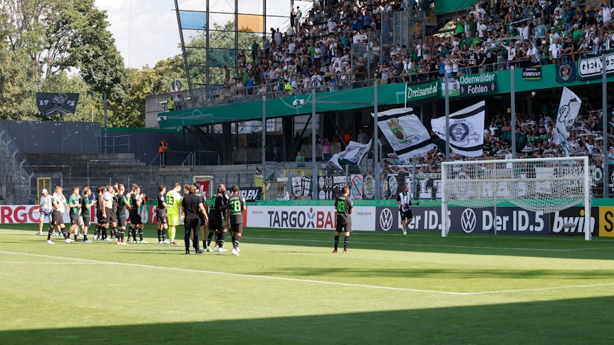 Borussia Mönchengladbach: Die Spieler bedanken sich nach dem Spiel im DFB-Pokal bei ihren Fans.
