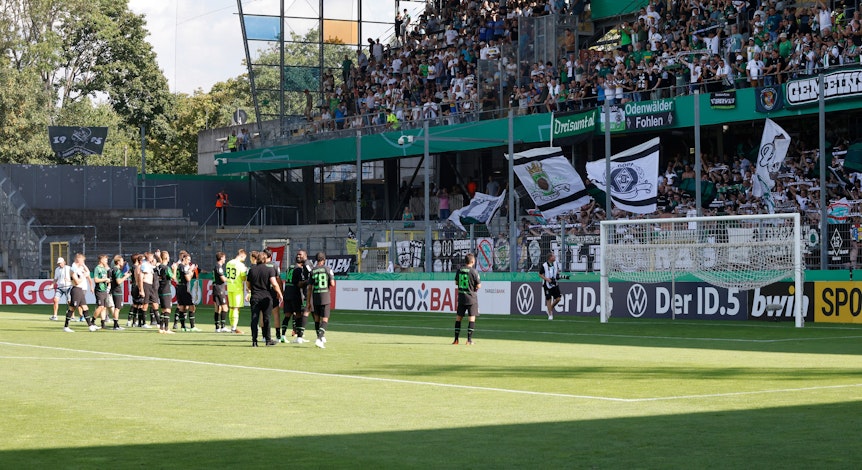 Die Spieler von Borussia Mönchengladbach bedanken sich nach dem DFB-Pokal-Erstrundenspiel beim SV Oberachern am 31. Juli 2022 bei den mitgereisten Fans.