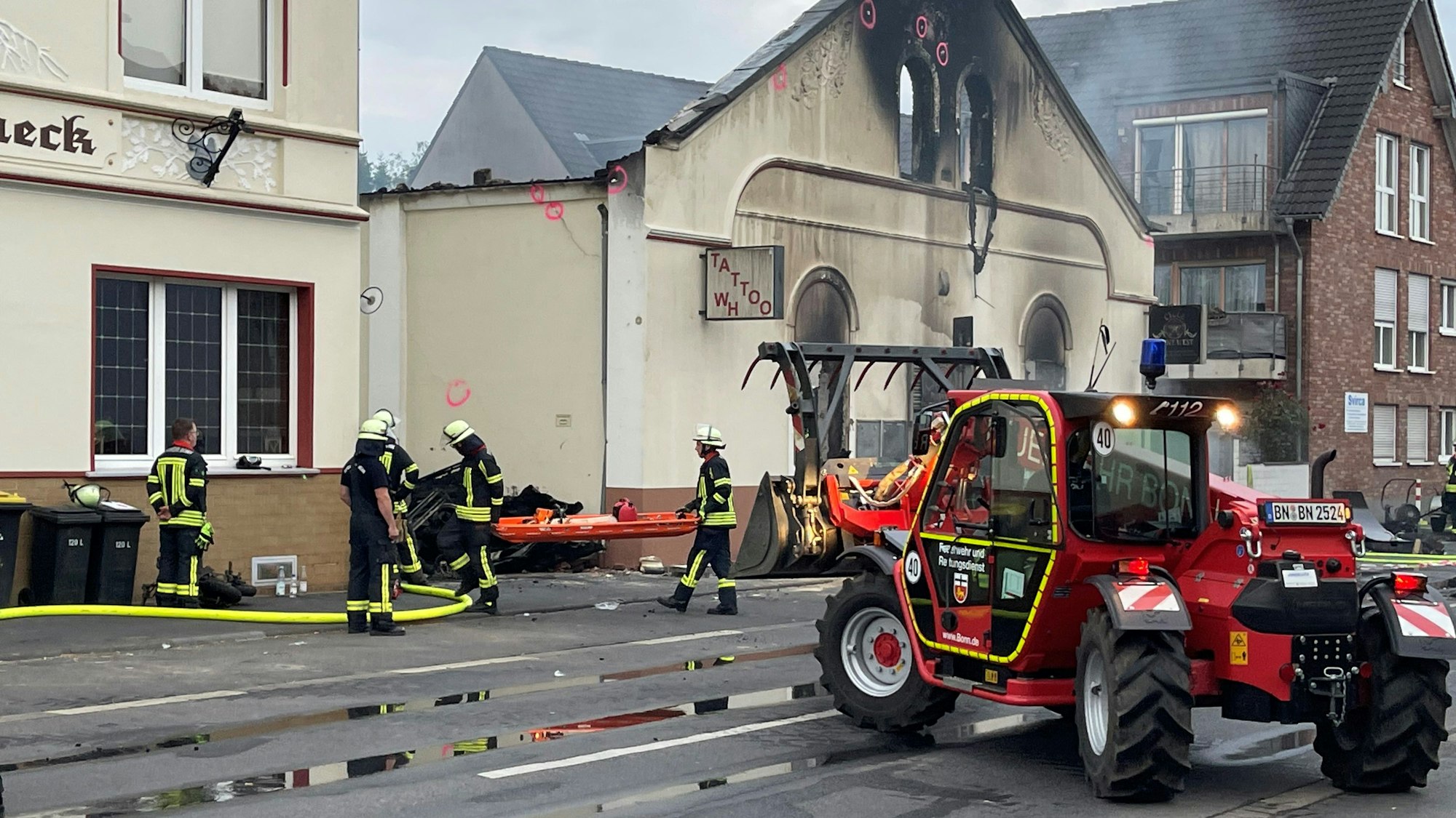 Die Feuerwehr Bonn räumte mit schwerem Gerät verbrannte Trümmer weg, um die Toten bergen zu können.