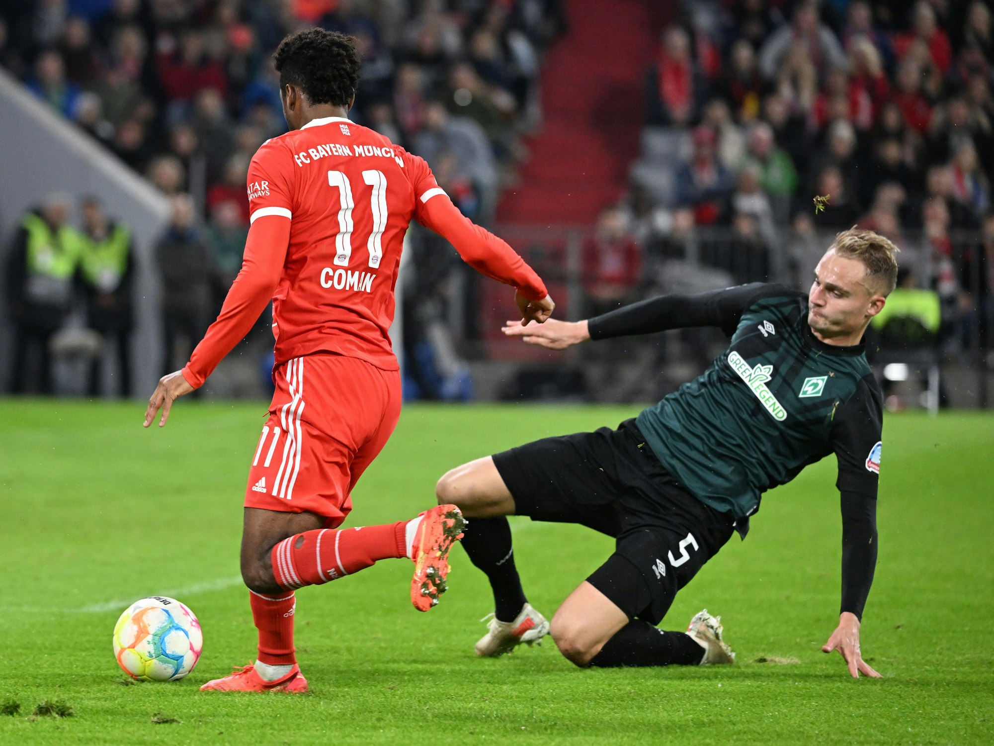 Werders Amos Pieper setzt zur Grätsche gegen Bayerns Kingsley Coman an.