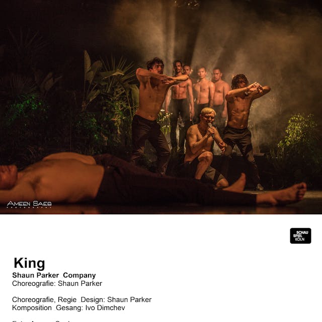 Szene aus dem Tanzgastspiel "King" von Shaun Parker &amp; Company. Darin ist zu sehen, wie eine Gruppe Männer oberkörperfrei in einem Dschungel steht.&nbsp;