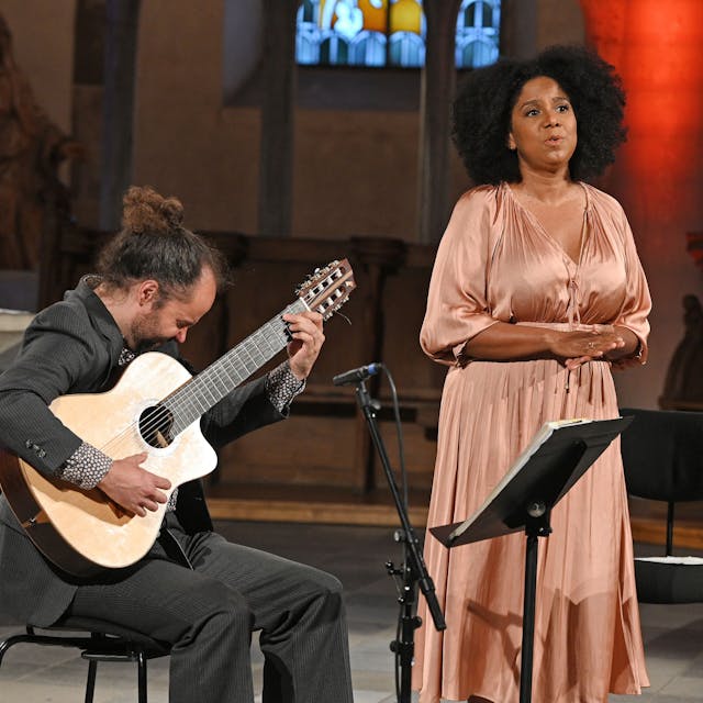 Sängerin Nancy Vieira mit ihrem Gitarristen Olmo Marín bei der „Romanischen Nacht“ in St. Maria im Kapitol