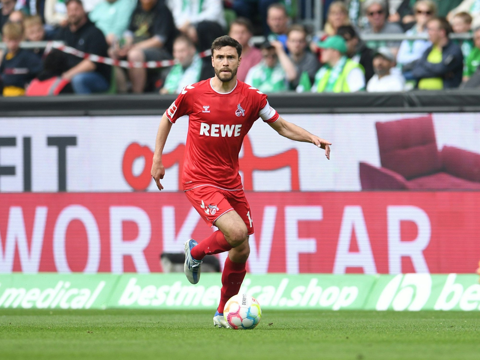 Jonas Hector beim Spiel gegen Werder Bremen in Aktion mit Ball.