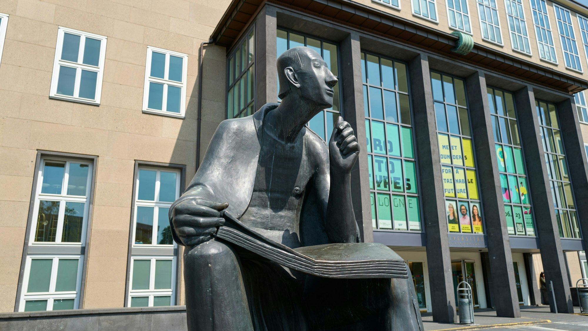 Die Albertus-Magnus-Statue der Universität zu Köln.