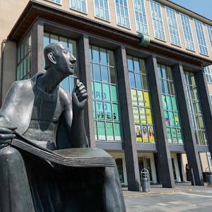 Statue des Theologen und Philosophen Albertus Magnus vor dem Hauptgebäude der Universität zu Köln