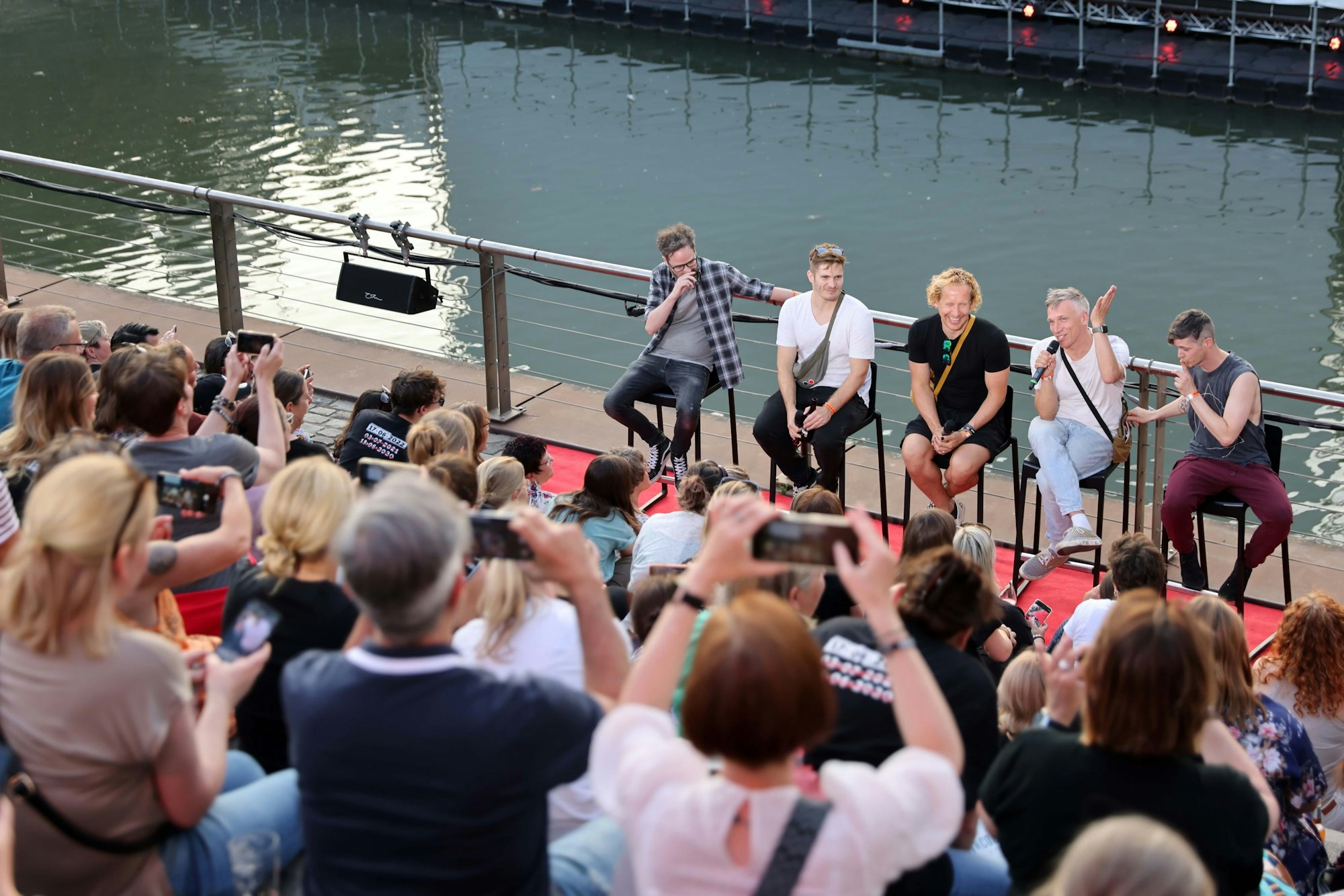 Die Band bei der Doku-Premiere im Rheinaufhafen.