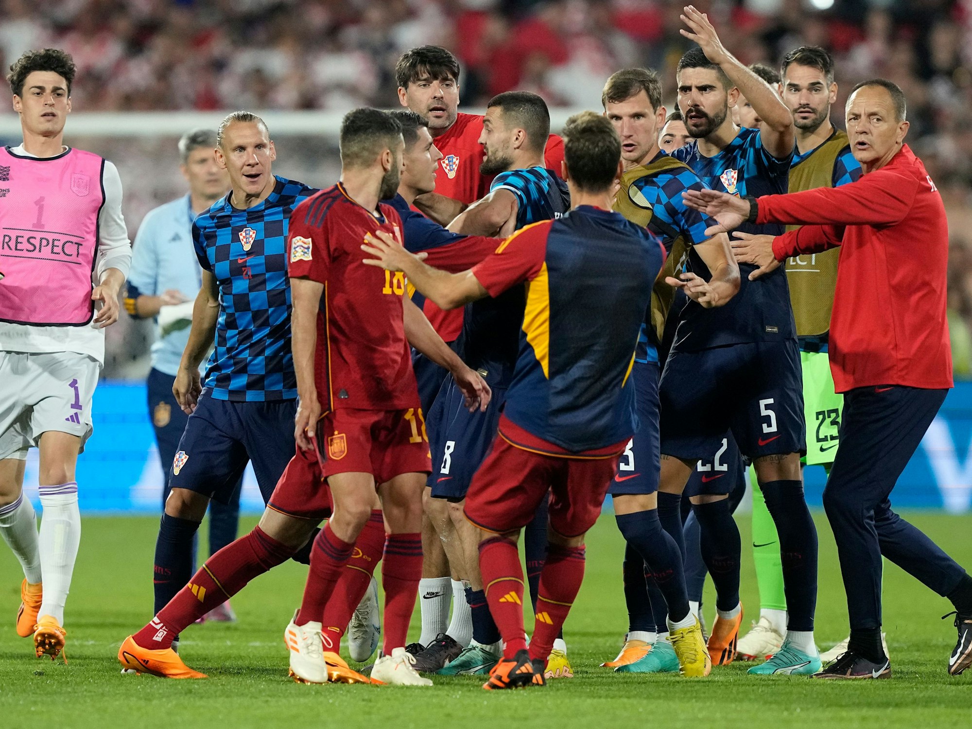 Spieler Spaniens und Kroatiens bei einer Rudelbildung.