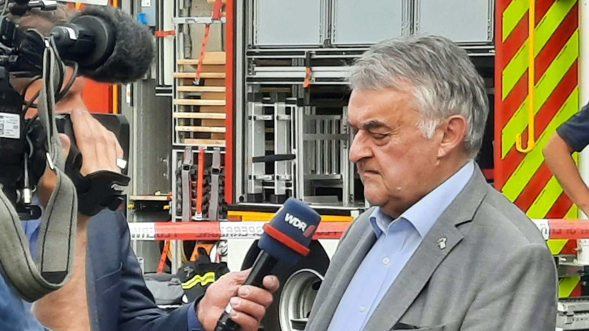 NRW-Innenminister Herbert Reul kam am Abend zum Brandort nach Sankt Augustin