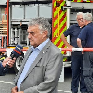 NRW-Innenminister Herbert Reul kam am Abend zum Brandort nach Sankt Augustin.