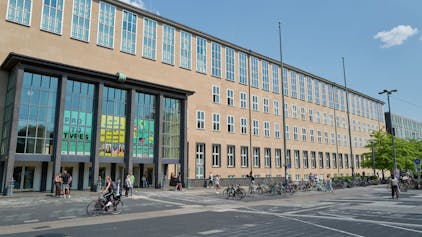 Zu sehen ist das Hauptgebäude der Universität zu Köln in der Vorderansicht.