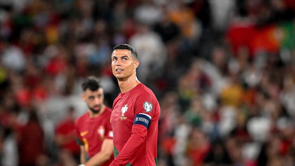 Cristiano Ronaldo schaut enttäuscht beim Spiel gegen Bosnien-Herzegowina.