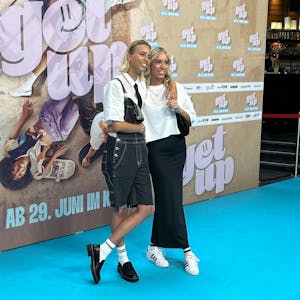 Lena und Lisa Mantler (v.l.) bei der Premiere von „Get up“ in Köln.