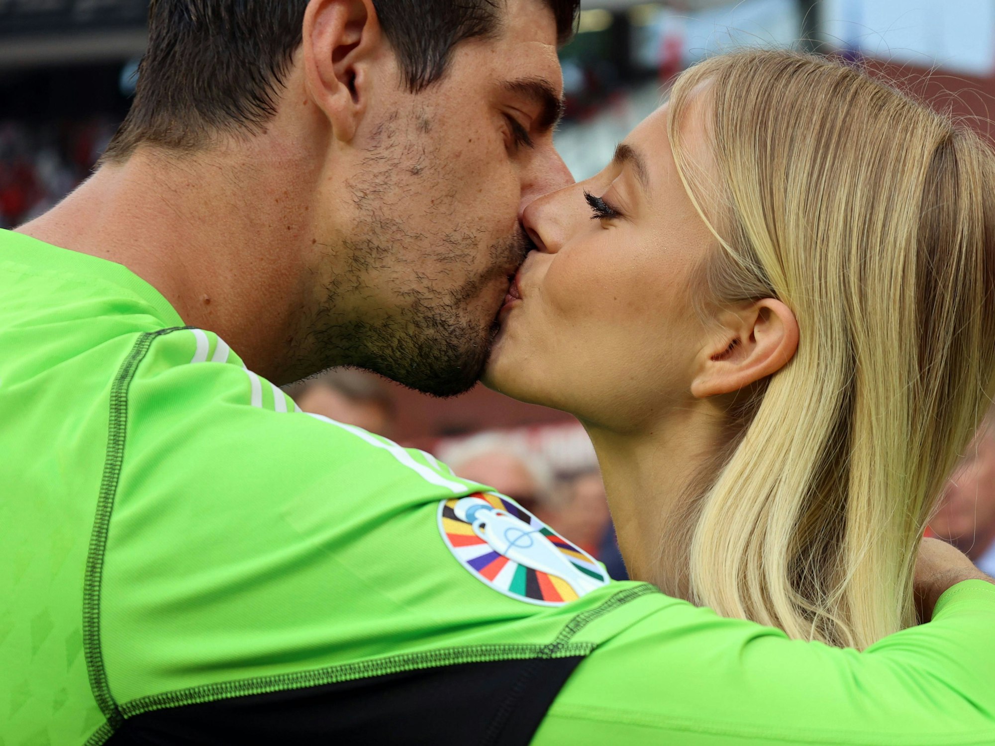 Mishel Gerzig küsst ihren Verlobten Thibaut Courtois vor dessen 100. Länderspiel.