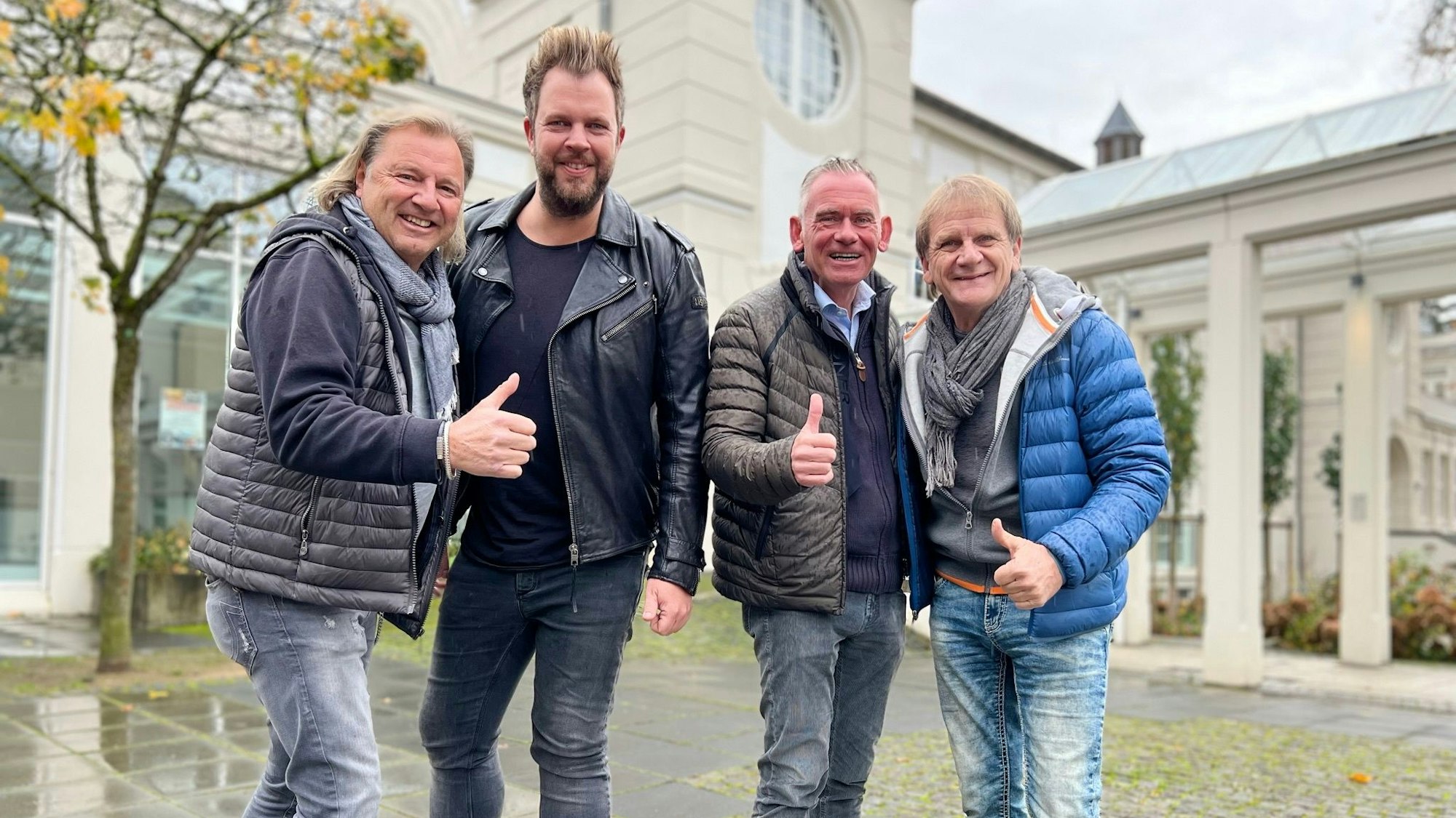 Die Paveier Bubi Brühl, Sven Welter, Klaus Lückerath und Jens Wilke von der KG Halt Pol (v.l.) posieren für die Kamera.