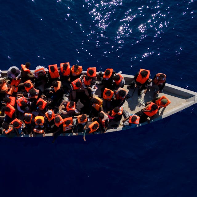 Migranten überqueren auf einem Holzboot das Mittelmeer (Symbolbild)