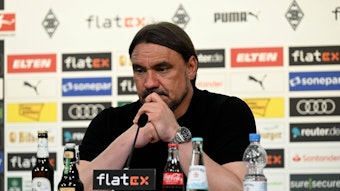 Daniel Farke nimmt nach dem Bundesliga-Spiel von Borussia Mönchengladbach gegen Union Berlin am 23. April 2023 an einer Pressekonferenz teil.