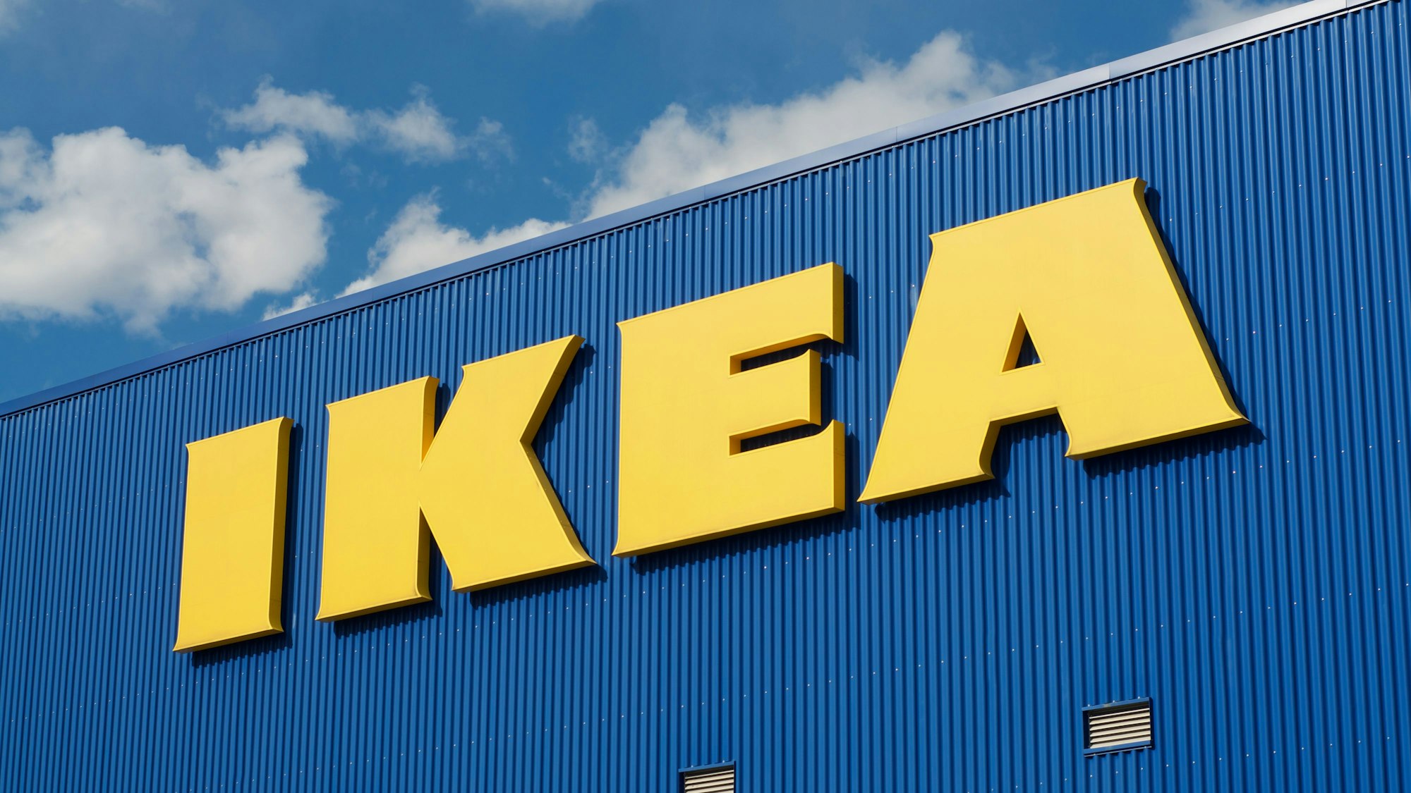 Das Logo des schwedischen Möbelhaus Ikea ist am Gebäude des Einrichtungshauses in Lugano, Grancia, Schweiz zu sehen.