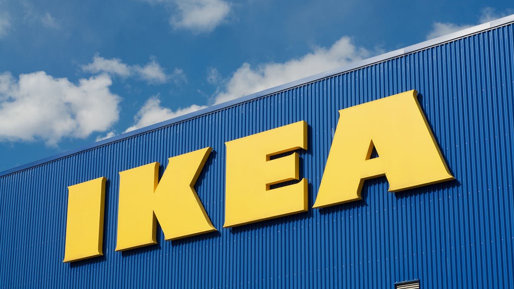 Das Logo des schwedischen Möbelhaus Ikea ist am Gebäude des Einrichtungshauses in Lugano, Grancia, Schweiz zu sehen.&nbsp;