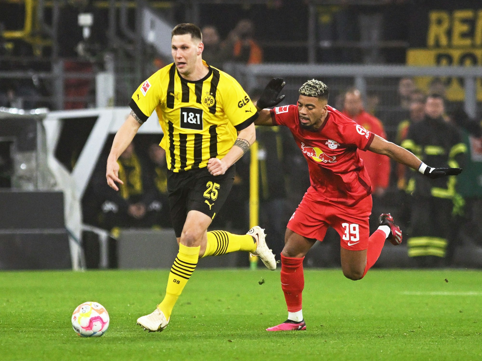 Dortmunds Niklas Süle (l) und Leipzigs Benjamin Henrichs kämpfen um den Ball.