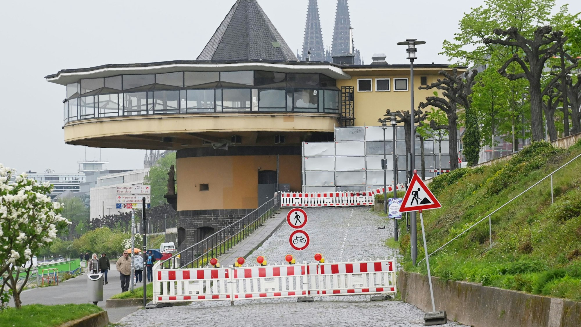26.04.2022 Köln.
Der Busparkplatz an der Bastei ist gesperrt.