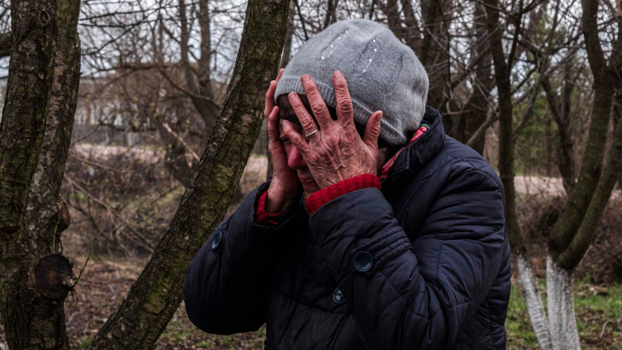 Eine ukrainische Frau bricht in Tränen aus. Auch ukrainische Zivilisten werden in den völkerrechtswidrig besetzten Gebieten immer wieder Opfer von russischer Folter. (Archivbild)