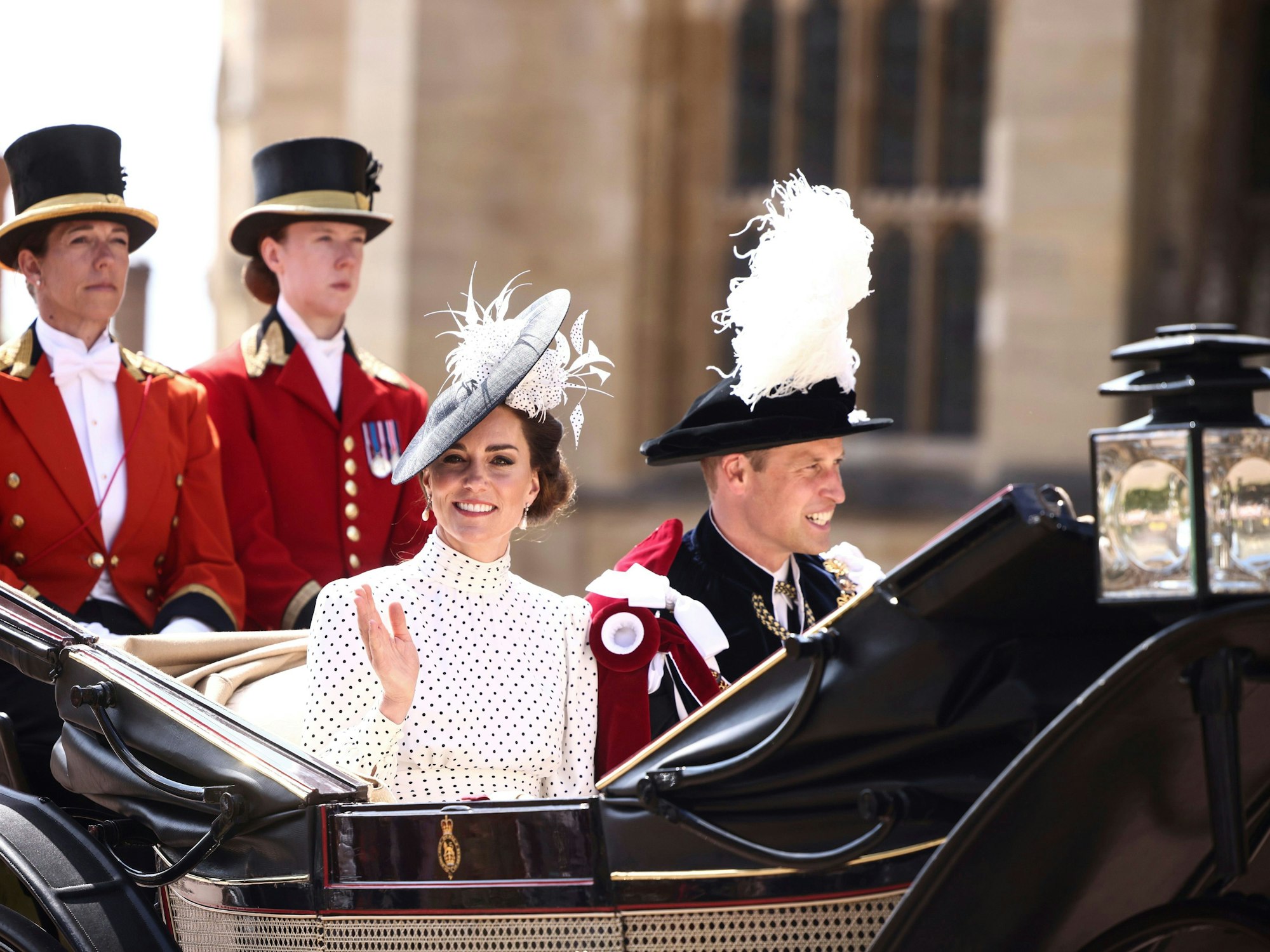 Prinzessin Kate und Prinz William fahren in der Kutsche zur Zeremonie des Hosenbandordens (Order of the Garter) an der St. George's Chapel.