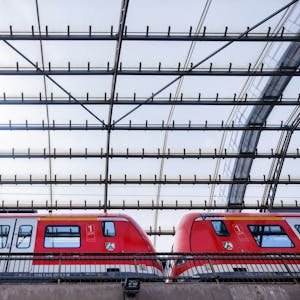 Eine Regionalbahn der Deutschen Bahn verlässt den Kölner Hauptbahnhof.&nbsp;