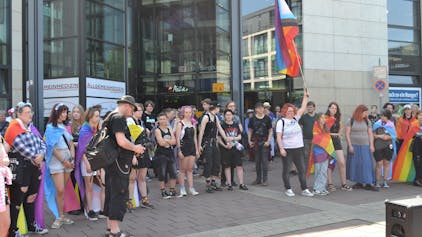 Etwa 100 CSD-Demonstranten zogen durch Siegburg.
 