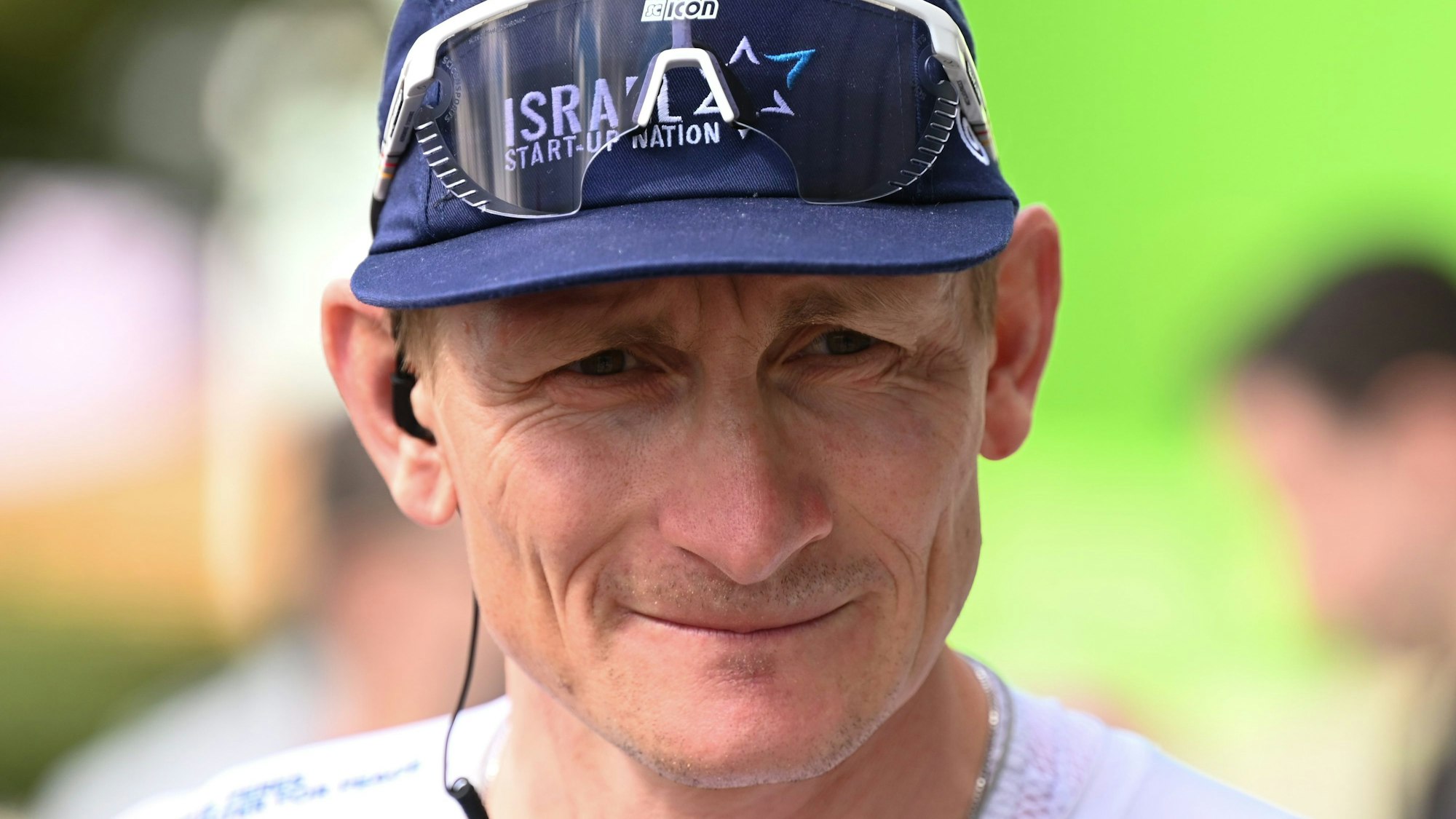 Der ehemalige deutsche Radrennfahrer André Greipel schaut an der Kamera vorbei.
