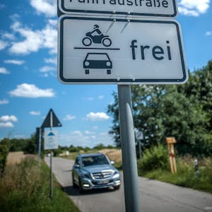 Ein Straßenschild mit „Fahrradstraße“ und „frei“ für Motorräder und Autos.