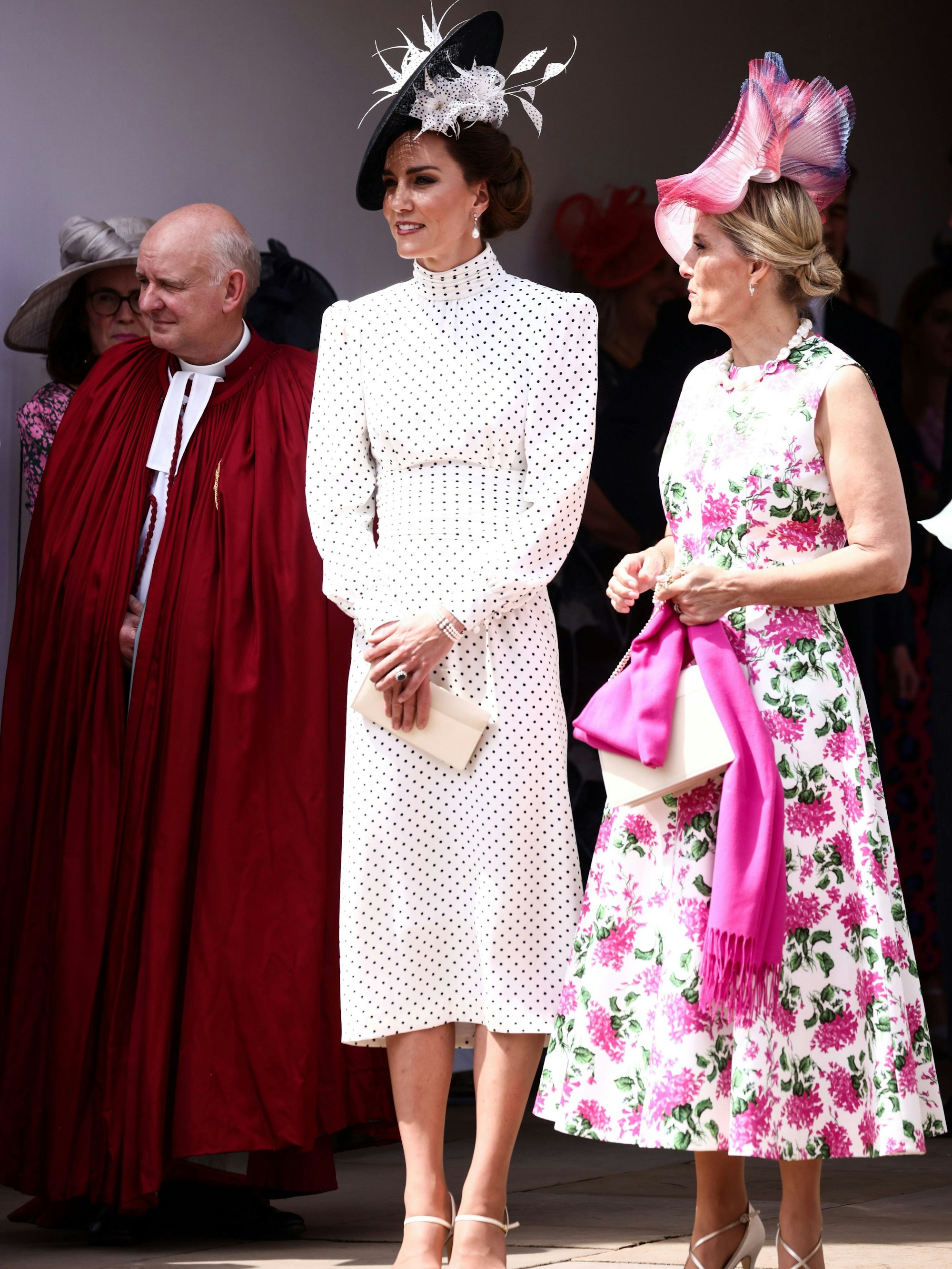 Kate, Prinzessin von Wales (l), und Sophie, Herzogin von Edinburgh (r), treffen in der St. George's Chapel ein.