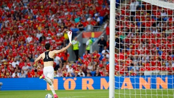 Grant-Leon Ranos zieht sich das Trikot nach seinem zweiten Treffer im Länderspiel von Armenien in Wales am 16. Juni 2023 aus.