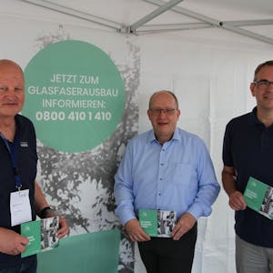 Neues Glasfasernetz für Siegburg, von links: Co-Dezernent Bernd Lehmann, Ralf Stratmann, Vertriebsleiter NRW von UGG (Unsere grüne Glasfaser),  und Bürgermeister Stefan Rosemann.