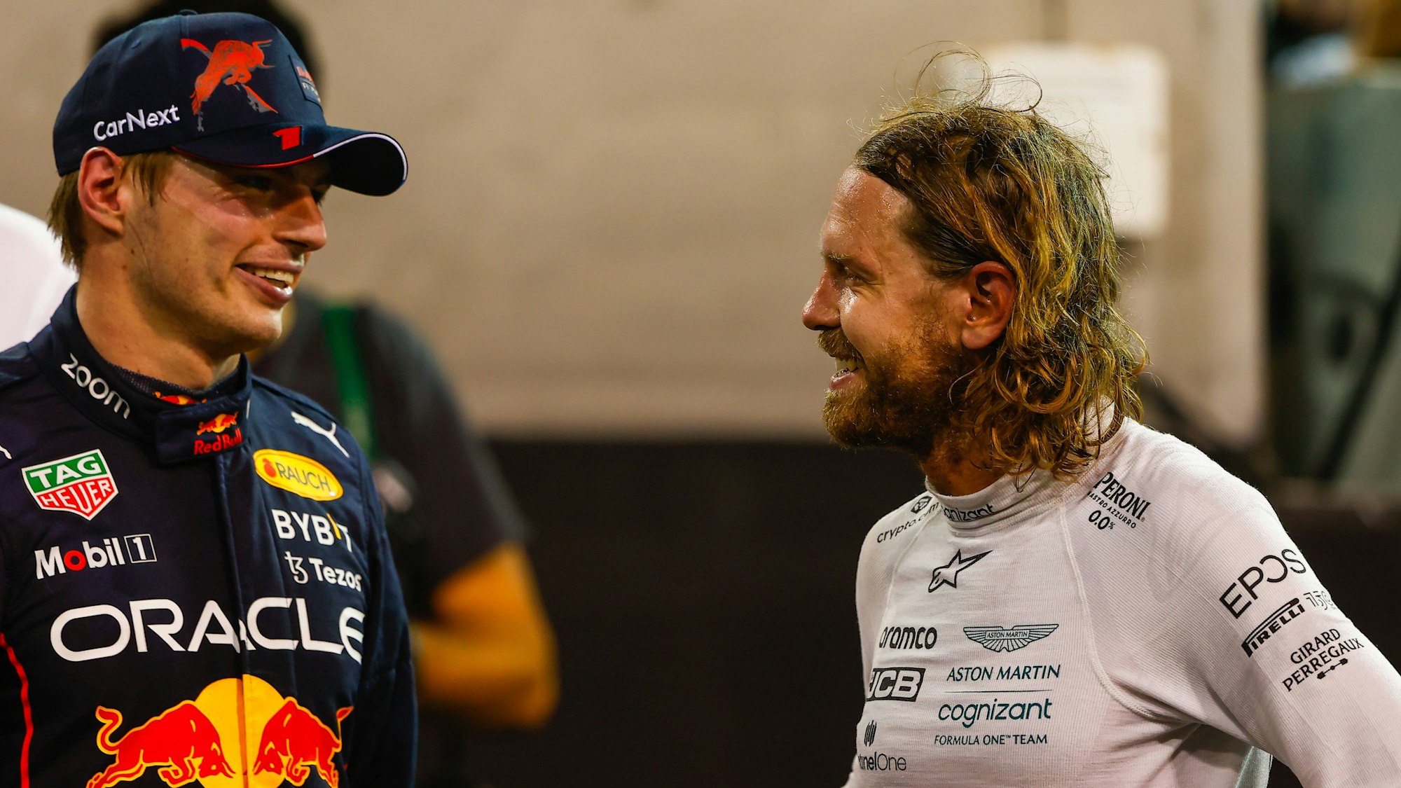 Max Verstappen unterhält sich mit Sebastian Vettel.