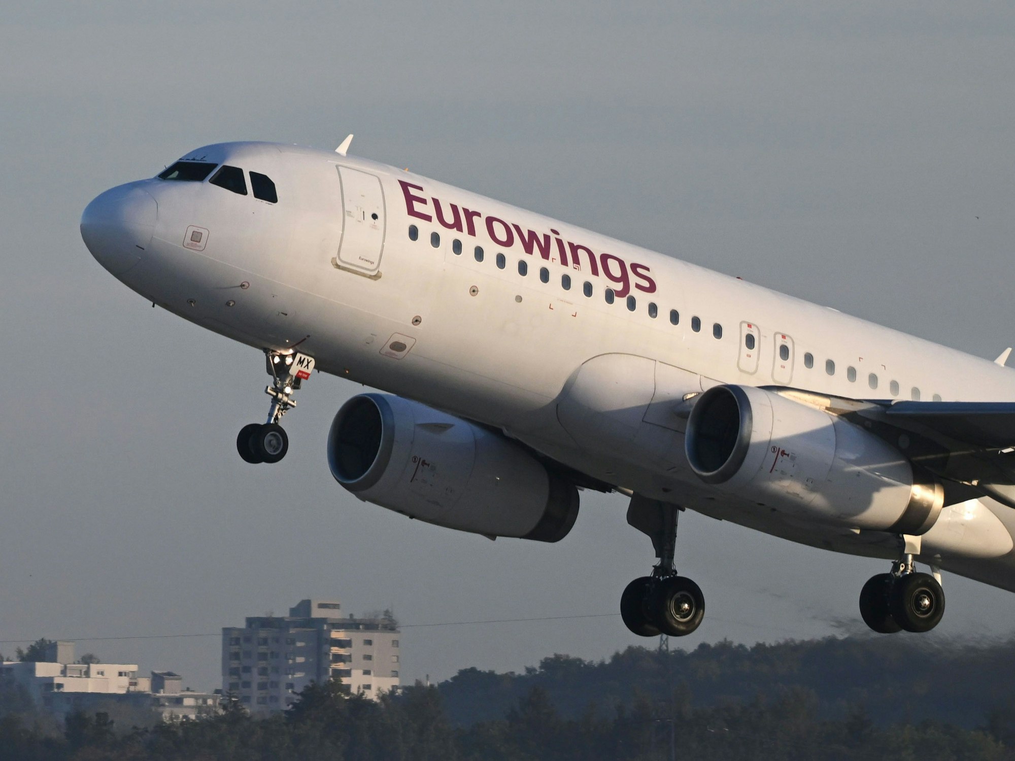 Eine Maschine der Fluggesellschaft Eurowings startet am Flughafen Stuttgart.