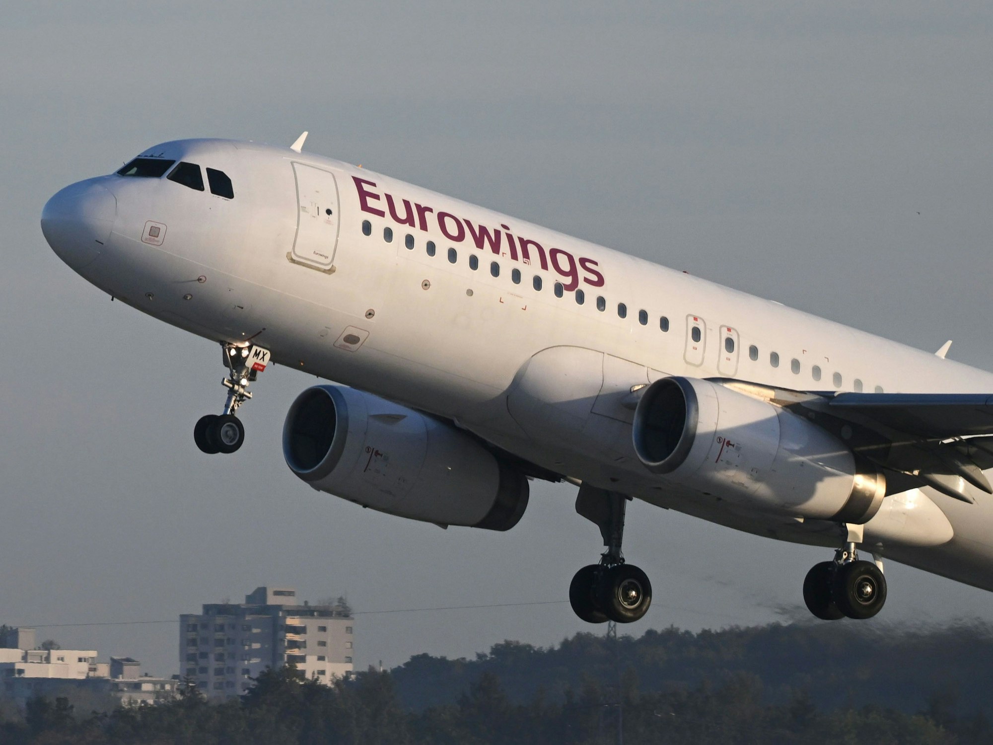 Ein Maschine der Fluggesellschaft Eurowings startet am Flughafen Stuttgart, hier im Oktober 2022.