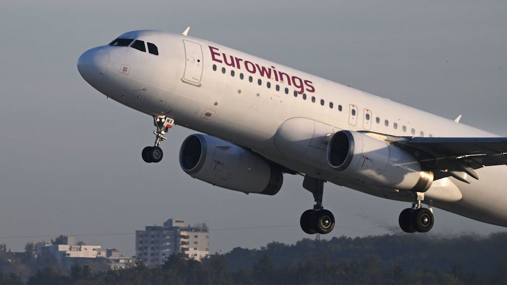 Ein Maschine der Fluggesellschaft Eurowings startet am Flughafen Stuttgart.