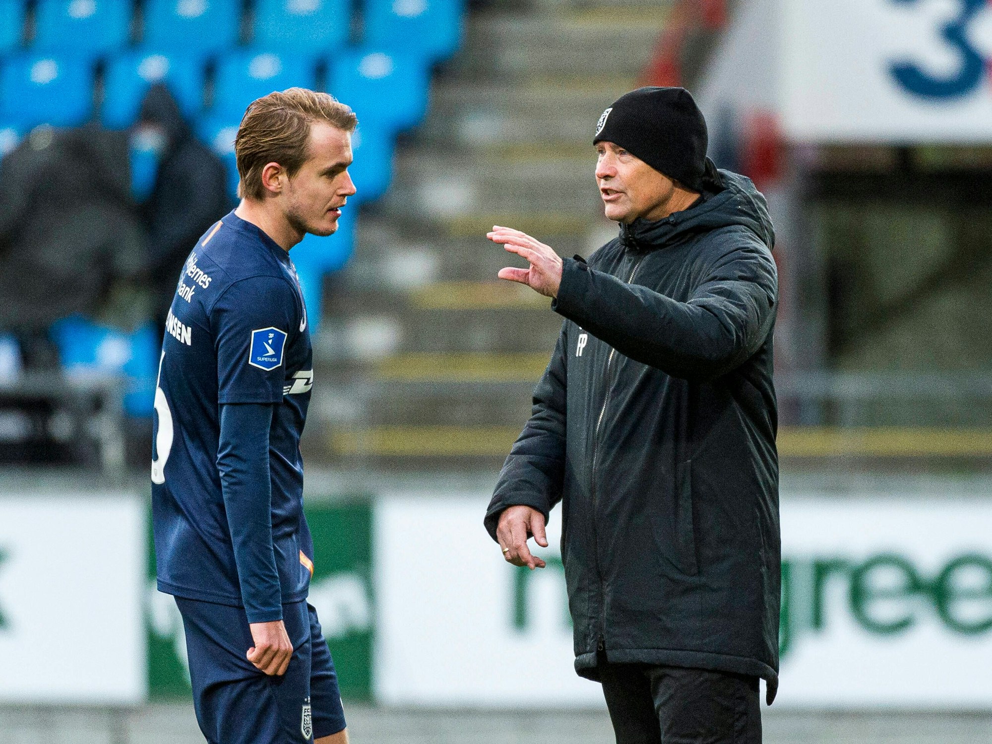Jacob Christensen spricht mit seinem Trainer Flemming Pedersen.