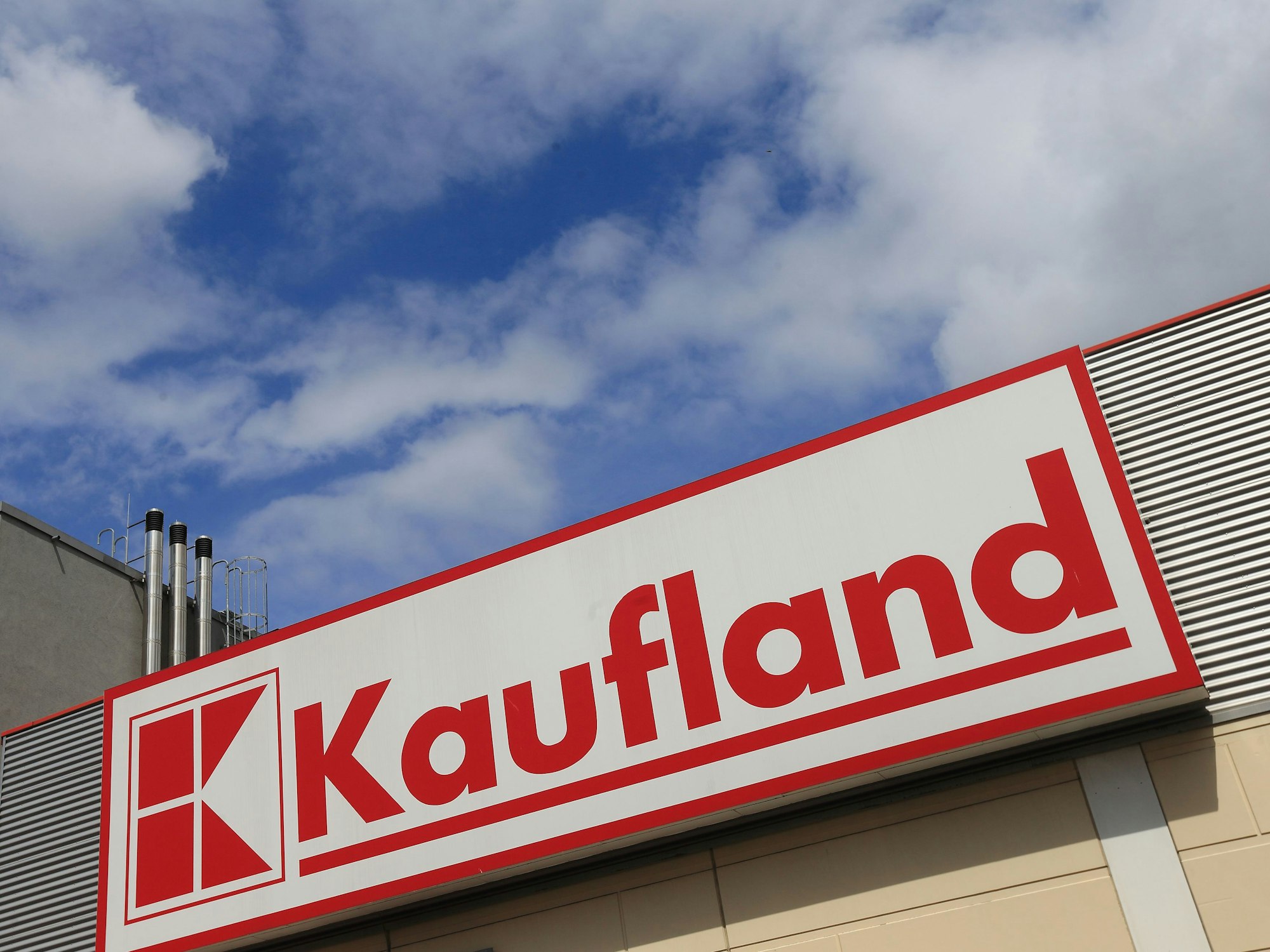 Das Logo von Kaufland an einer Filiale der Supermarktkette, hier im Juli 2015.