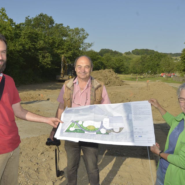Florian Schöllnhammer, Klaus und Katja Wopfner (v.l.) erläutern die Pläne.