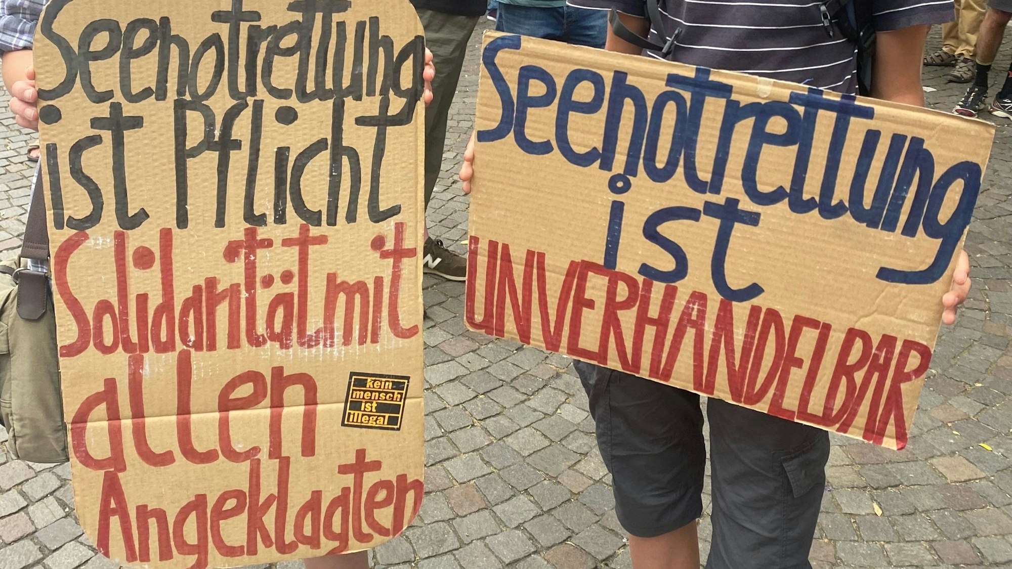 Demo der Sebrücke am Rudolfplatz zum Weltgeflüchtetentag.