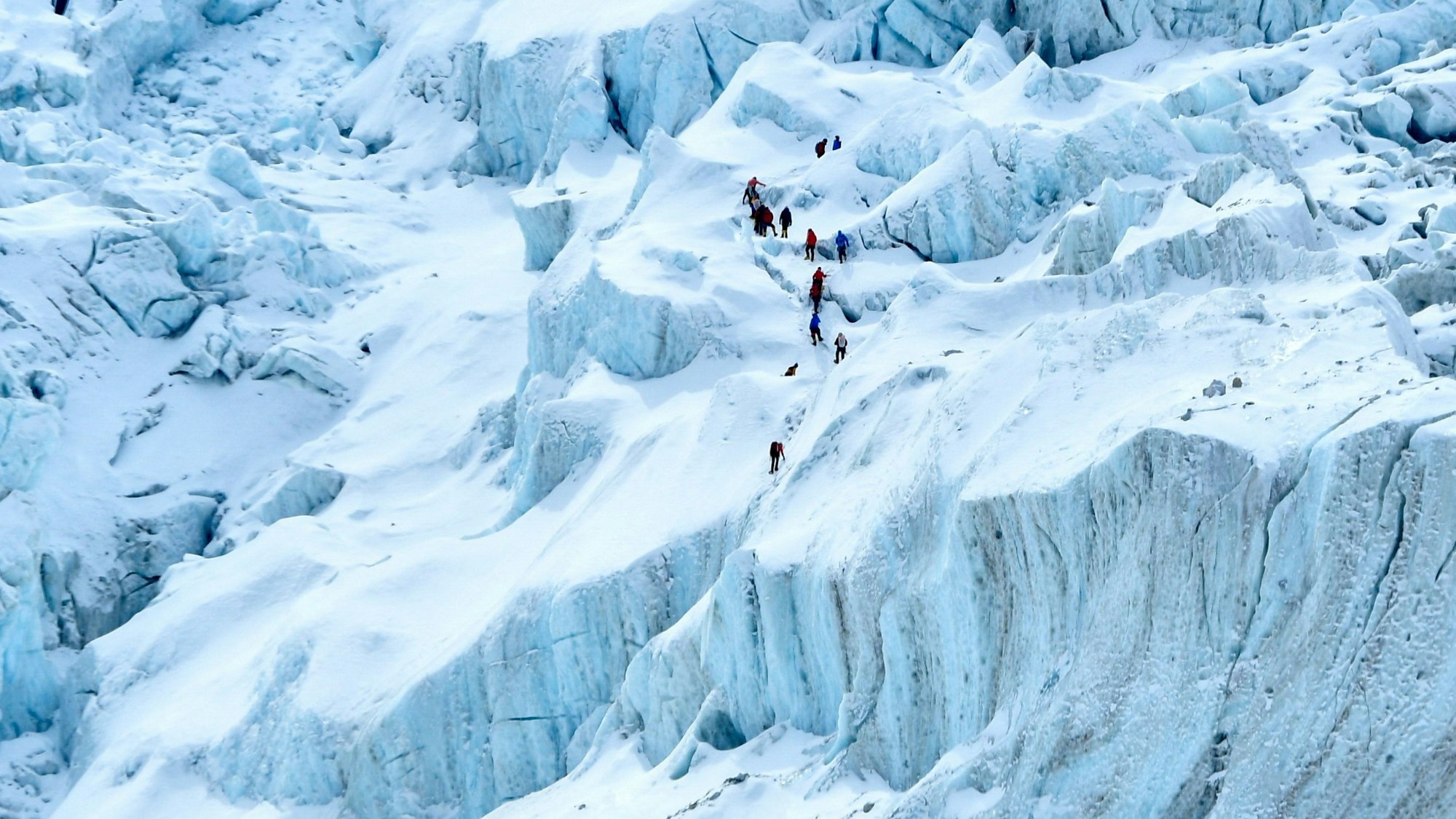 Bergsteiger bahnen sich ihren Weg durch den Khumbu-Gletscher nahe dem Basislager am Mount Everest. Die Eismassen im Himalaya könnten einer Studie zufolge bis 2100 zu 80 Prozent verschwunden sein. Die Himalaya-Gletscher sind für die Wasserversorgung von Milliarden Menschen unerlässlich. (Archivbild)